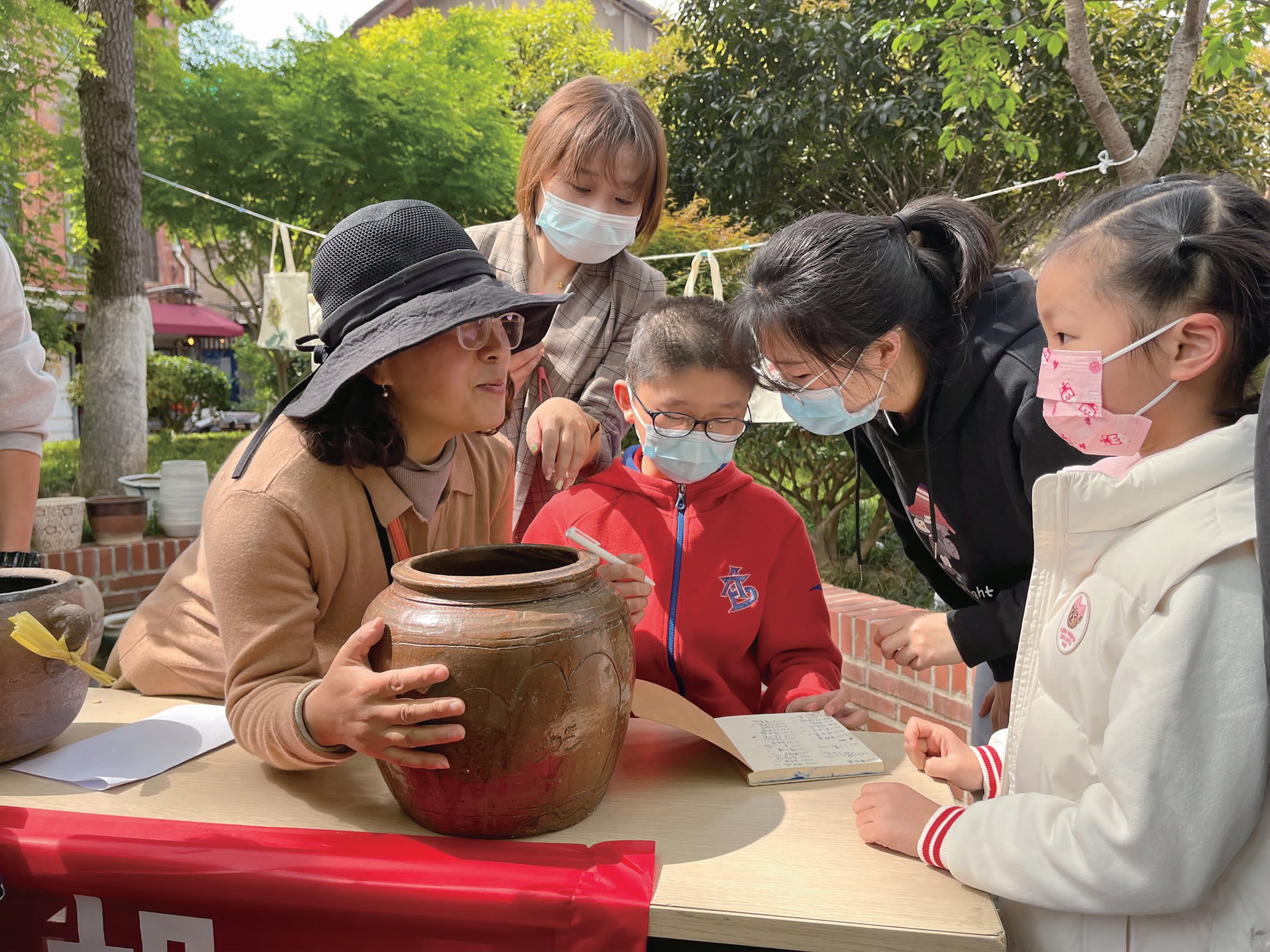 庞静向小学生讲解种植知识