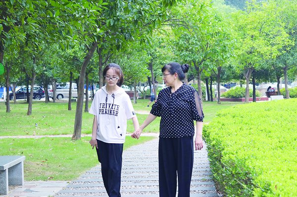 谭于映和妈妈在校园散步 图/记者团柳恋雯