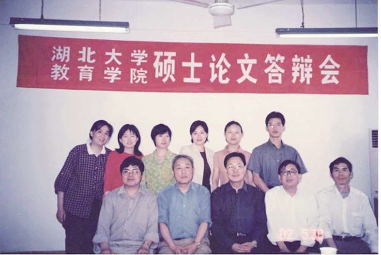 后排左二系作者,前排右二系韩骅教授 后排左二系作者,前排右二系韩骅教授